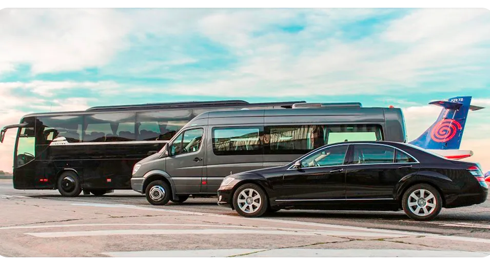 Berline, van et autocar alignés sur le tarmac d'un aéroport
